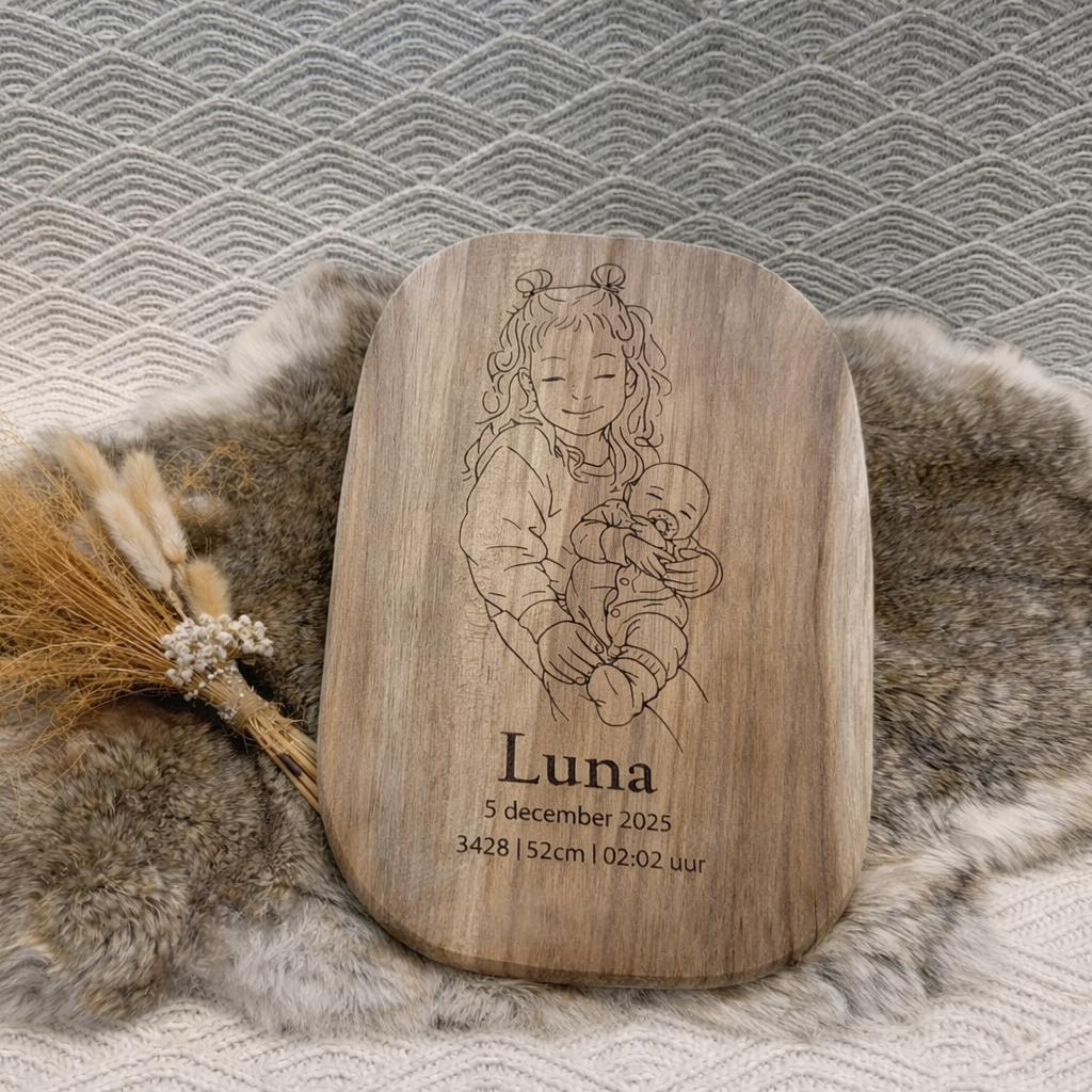 Houten geboortebordje met gegrafeerde tekst van baby en naam Luna, gepersonaliseerd met geboortedatum en geboortegegevens. kraamcadeau baby