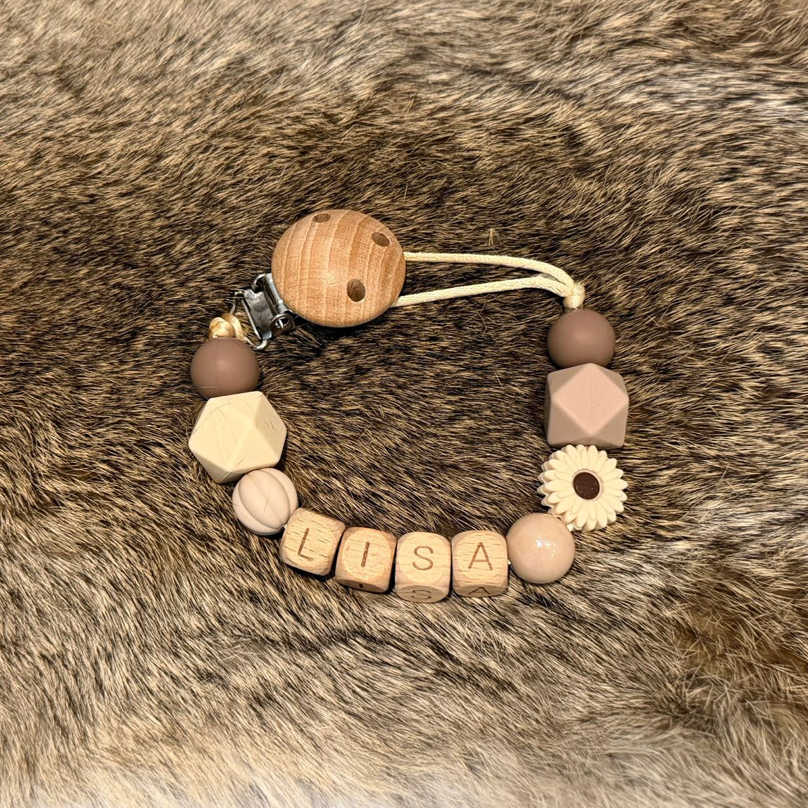 Gepersonaliseerd speenkoord met naam Lisa in beige tinten met bloem kraamcadeau baby