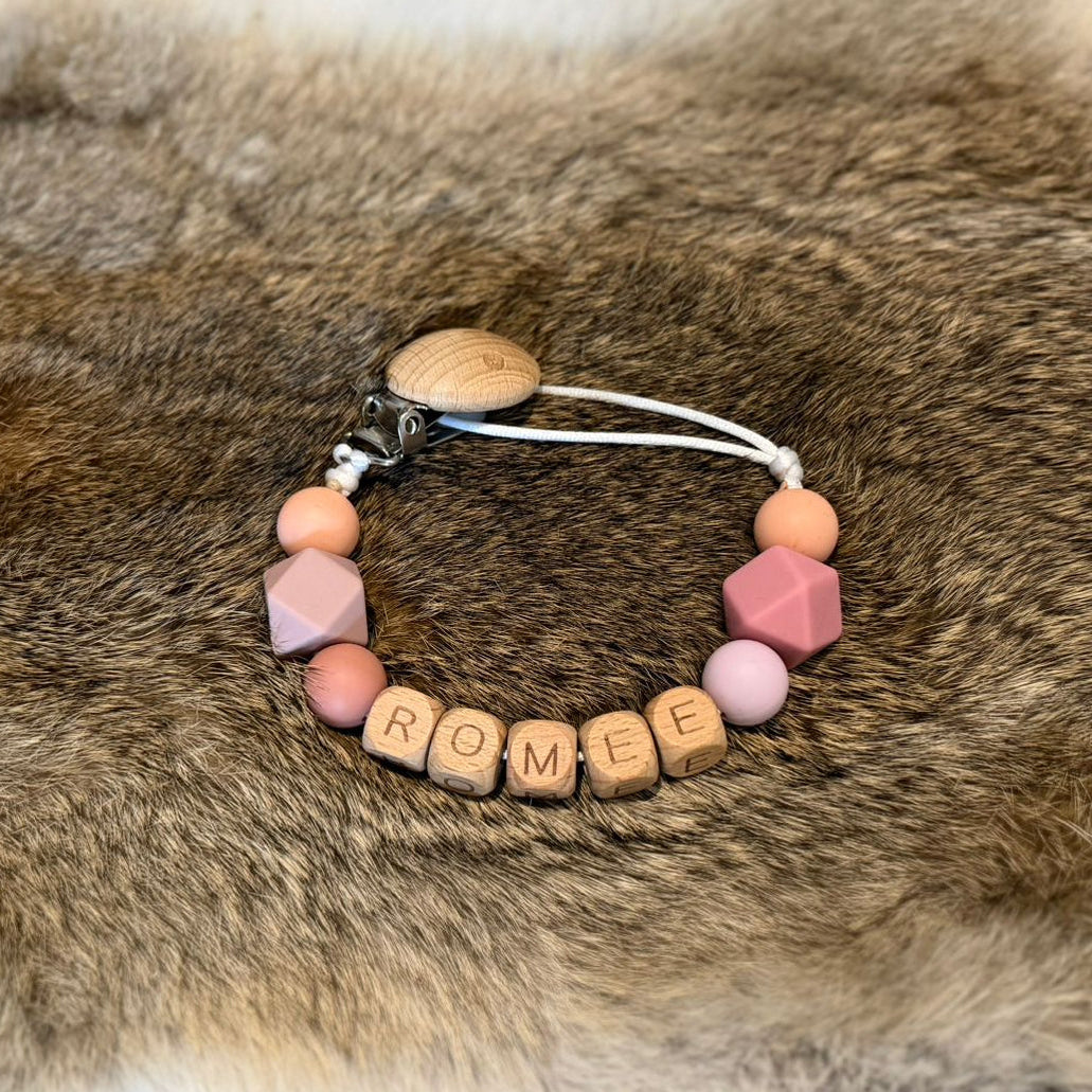 Gepersonaliseerd speenkoord meisje roze naturel hout kraamcadeau