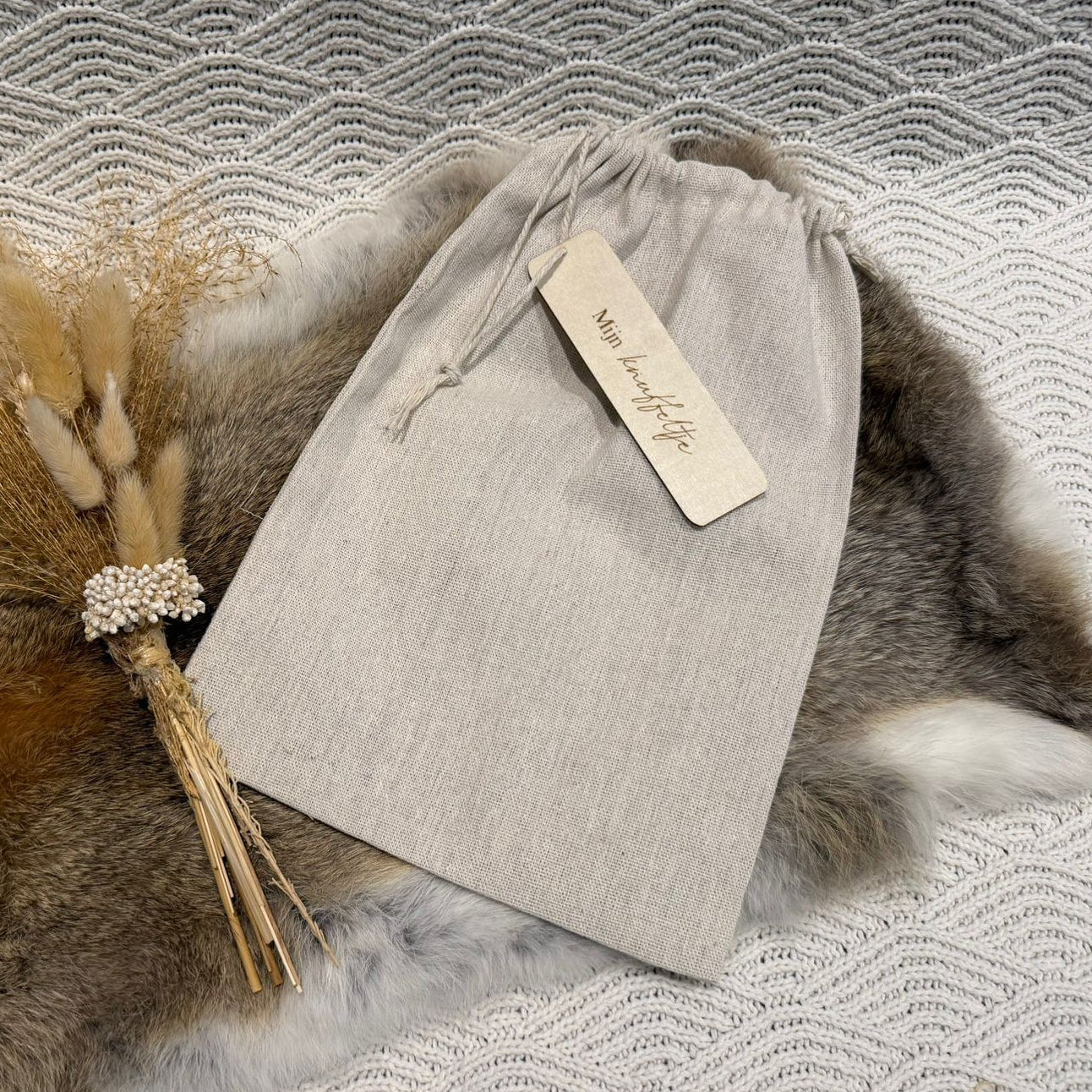Linnen bewaarzakje met houten label van Mini Boutique, duurzame kraam cadeau gepersonaliseerde baby producten mijn knuffeltje