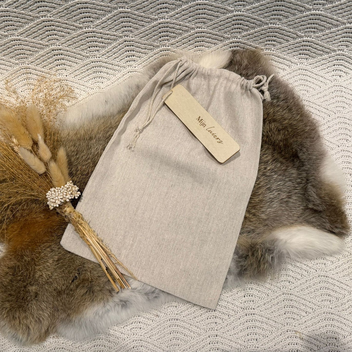 Linnen bewaarzakje met houten label van Mini Boutique, duurzame kraam cadeau gepersonaliseerde baby producten mijn luiers