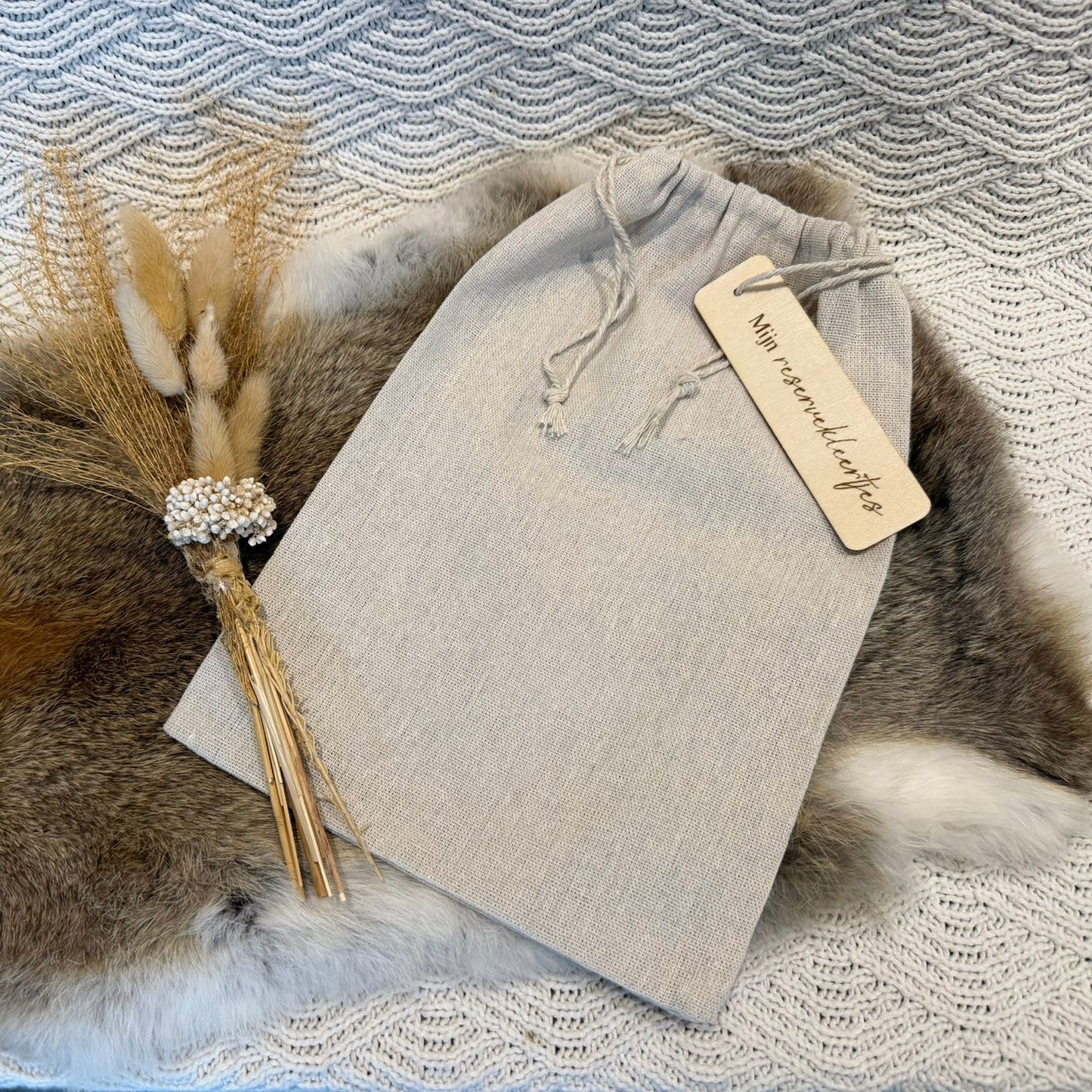 Linnen bewaarzakje met houten label van Mini Boutique, duurzame kraam cadeau gepersonaliseerde baby producten mijn reservekleertjes