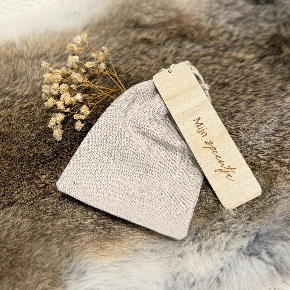 Linnen bewaarzakje met houten label van Mini Boutique, duurzame kraam cadeau gepersonaliseerde baby producten mijn speentje