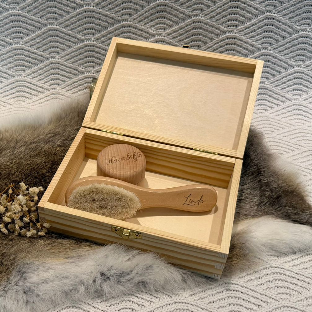 Gepersonaliseerde houten bewaarkist met haarlokdoosje en zachte babyhaarborstel met naam, ideaal als kraamcadeau of herinneringsbox voor baby