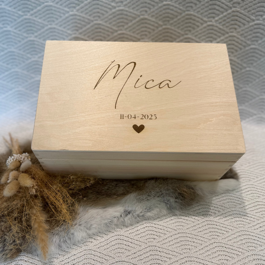 Kraamcadeau bewaarkist met naam – houten baby memory box gepersonaliseerd