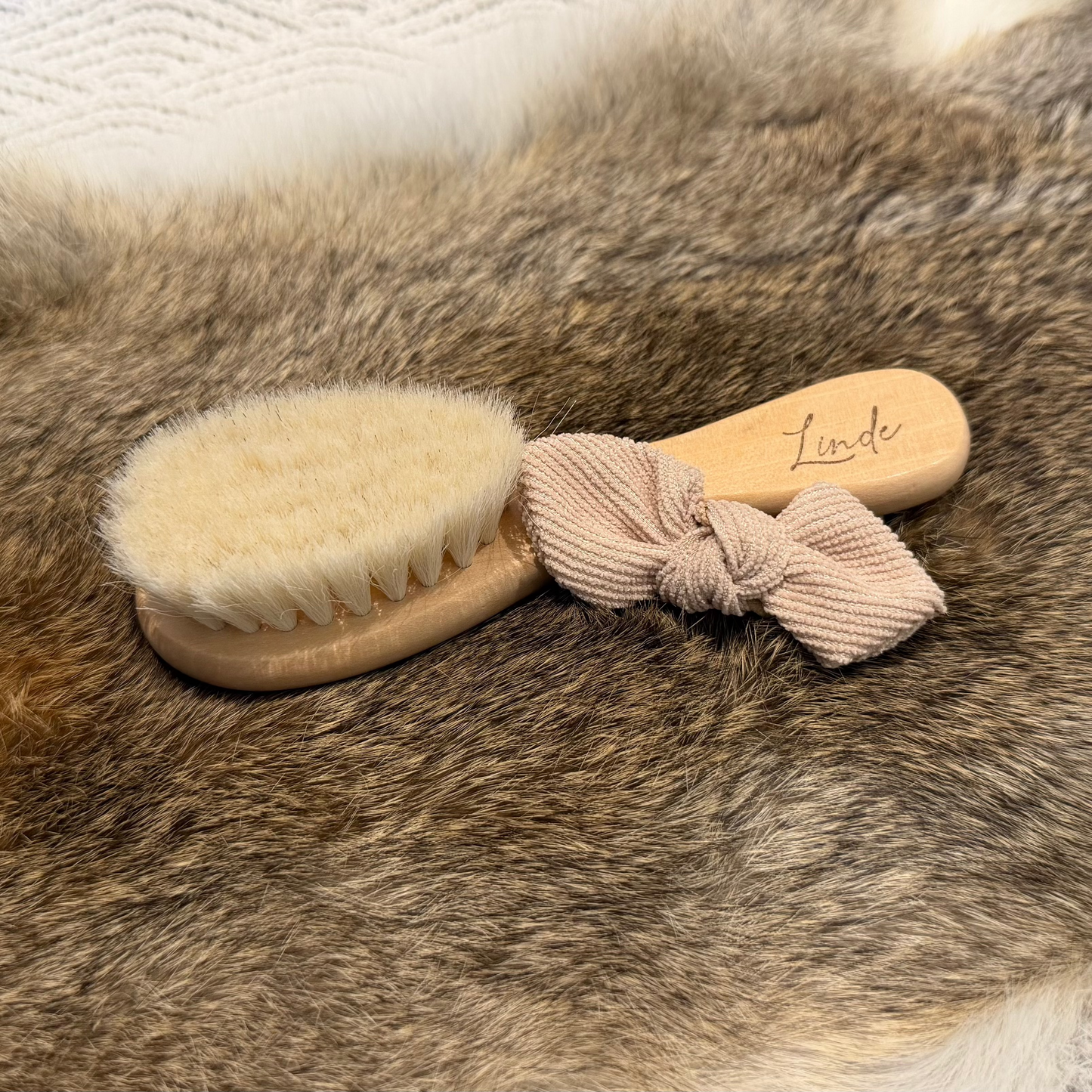 haarborsteltje met naam baby hout

zachte baby haarborstel gepersonaliseerd

houten baby borstel met naam