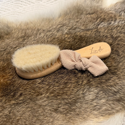 haarborsteltje met naam baby hout

zachte baby haarborstel gepersonaliseerd

houten baby borstel met naam