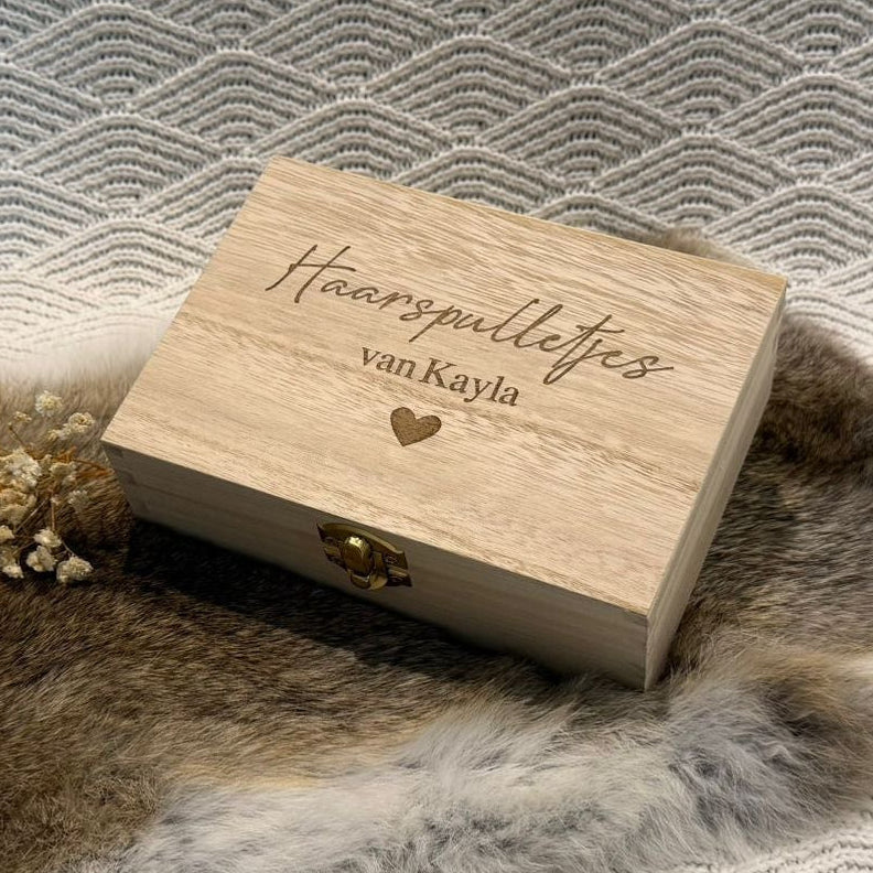 bewaarkistje haarspulletjes 2 vakken met naam

houten kistje haaraccessoires baby

opbergkistje elastiekjes clips kind