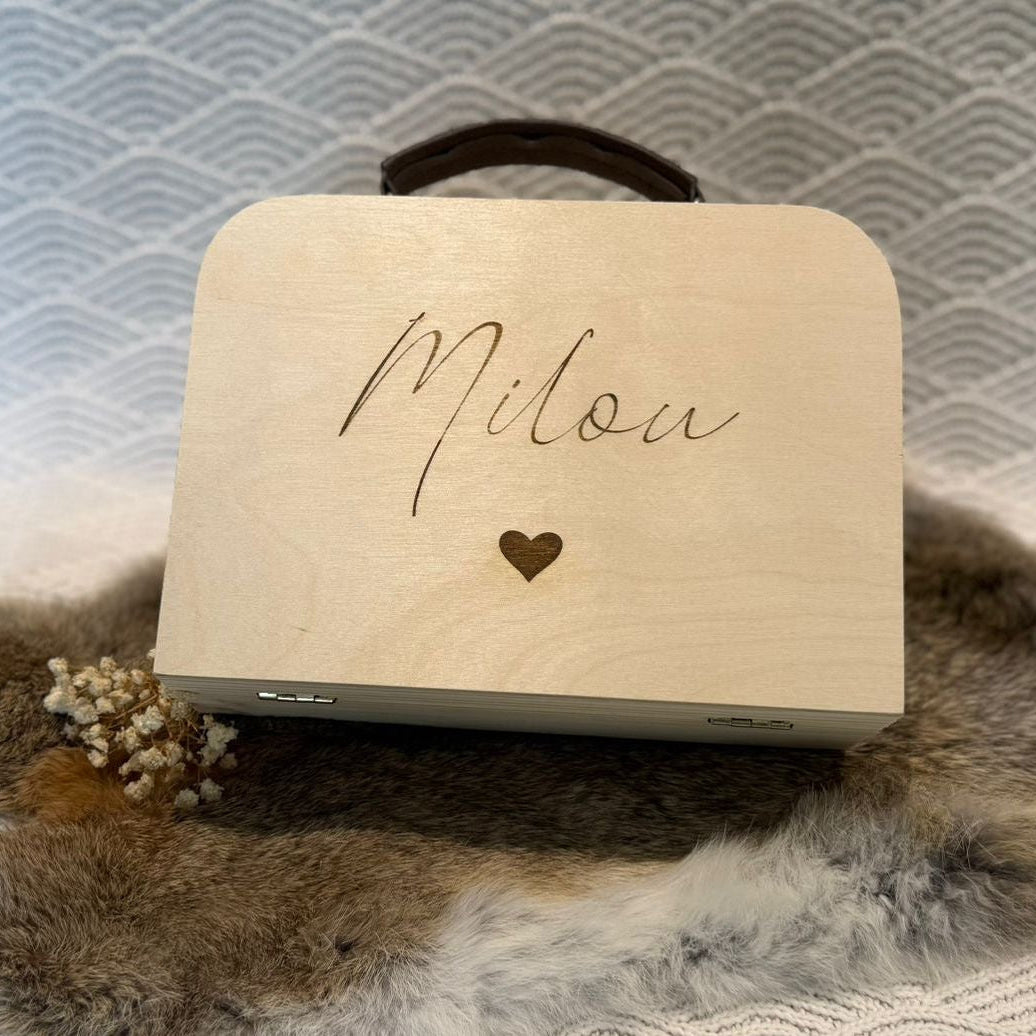 Gepersonaliseerde houten herinneringskoffer met naam en hartje, baby bewaarkist als uniek kraamcadeau
