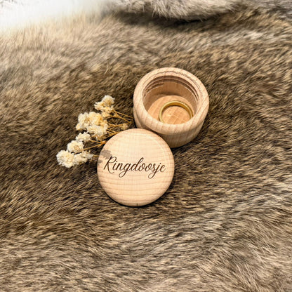 Houten ringdoosje met naam voor baby of kind, klein bewaardoosje voor eerste ring