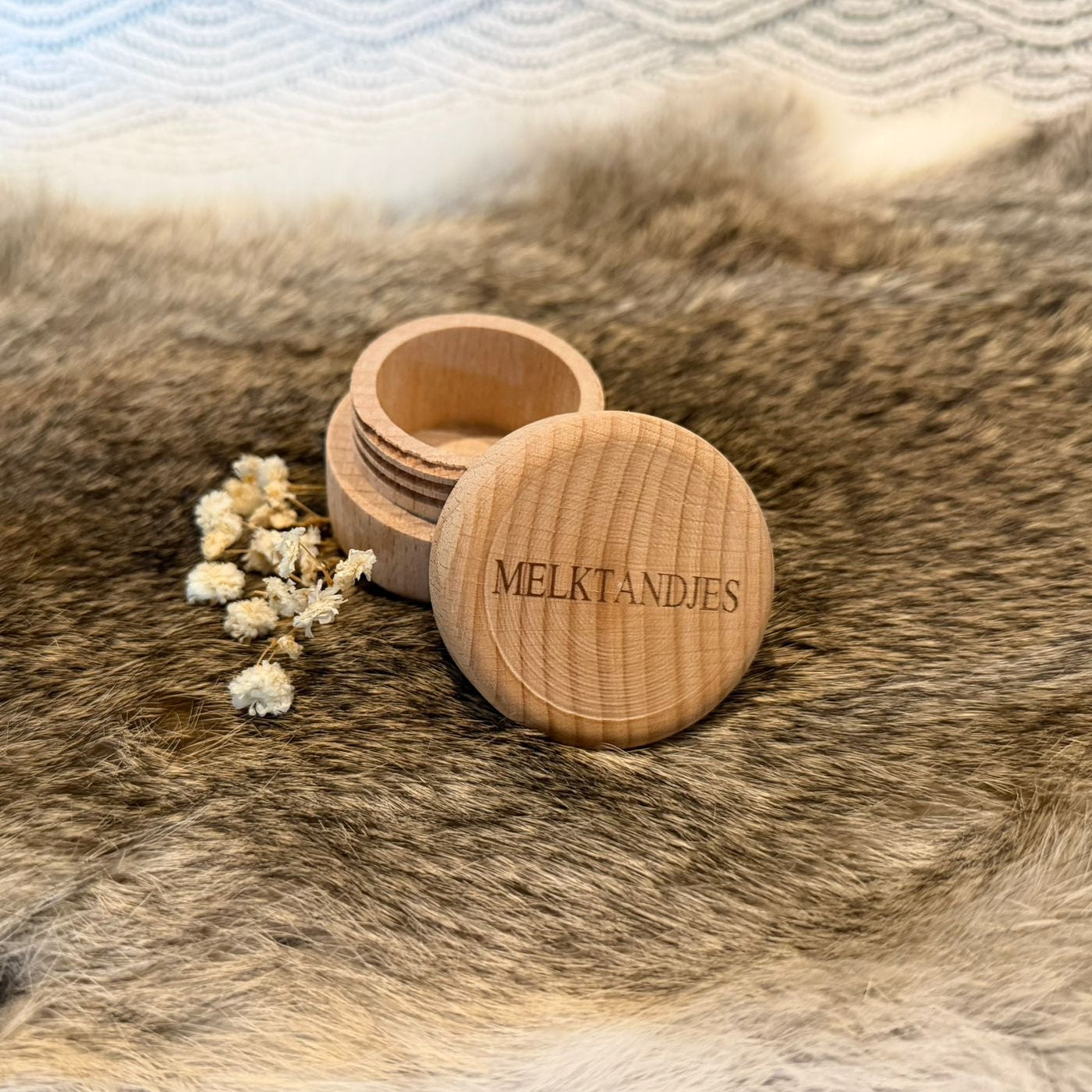 Houten melktandendoosje met gravure voor het bewaren van melktandjes