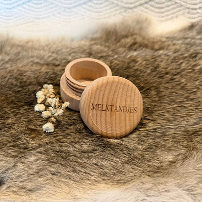 Houten melktandendoosje met gravure voor het bewaren van melktandjes