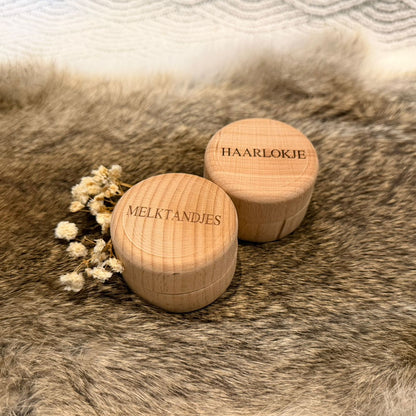 haarlok en melktandendoosje met naam set

houten combiset haarlok tandendoosje stoer

bewaardoosjes baby haarlok tandje