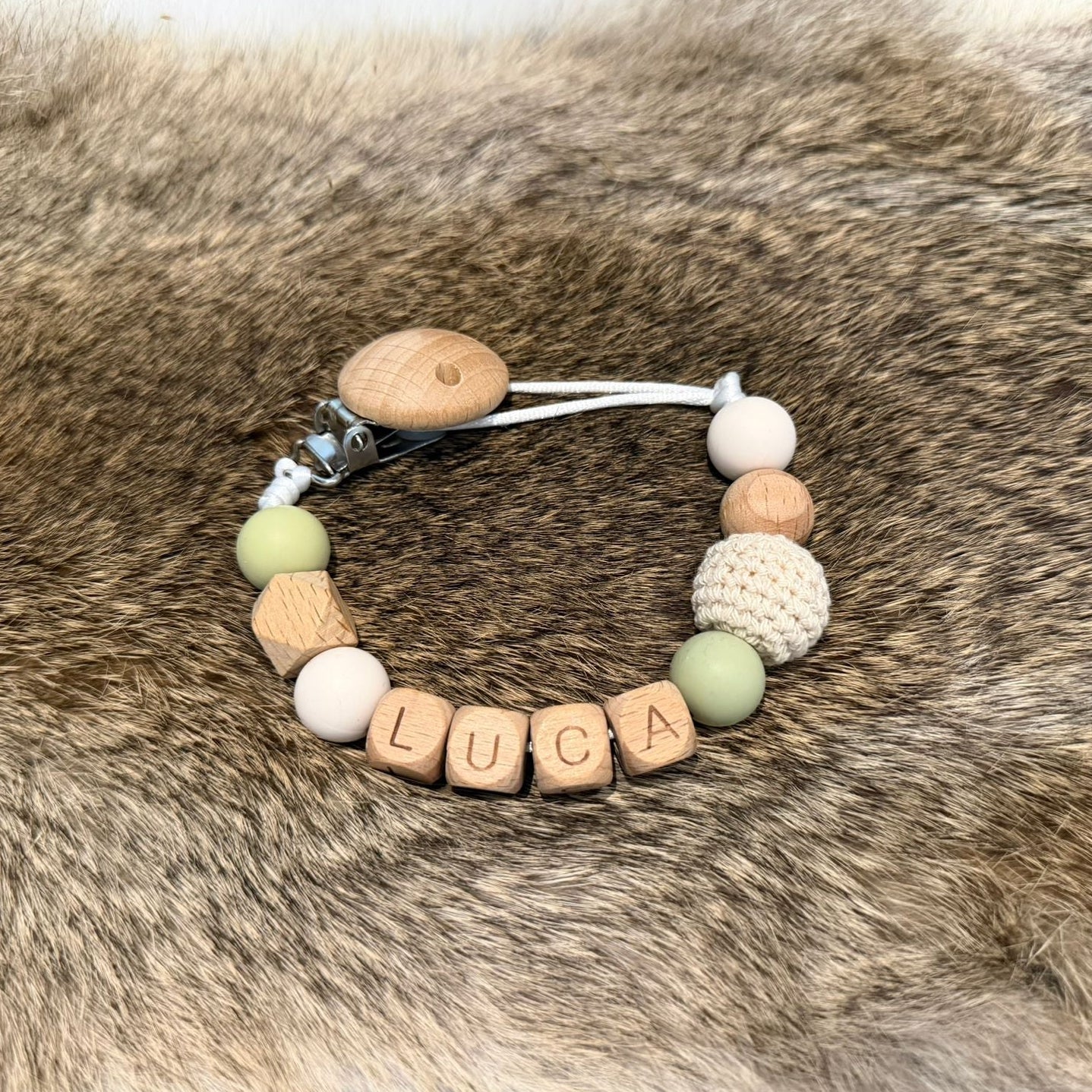 gepersonaliseerd speenkoord met naam Luca in groen en beige tinten kraamcadeau