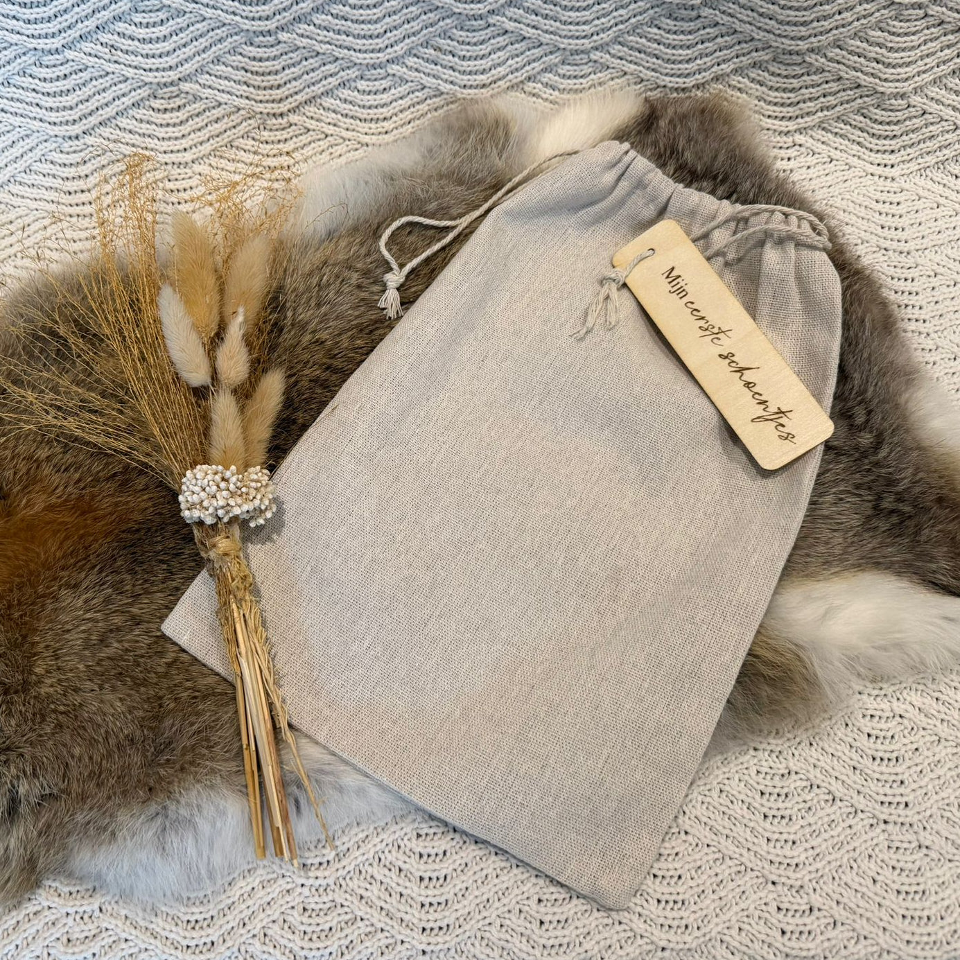 Linnen bewaarzakje met houten label van Mini Boutique, duurzame kraam cadeau gepersonaliseerde baby producten mijn eerste schoentjes prematuur