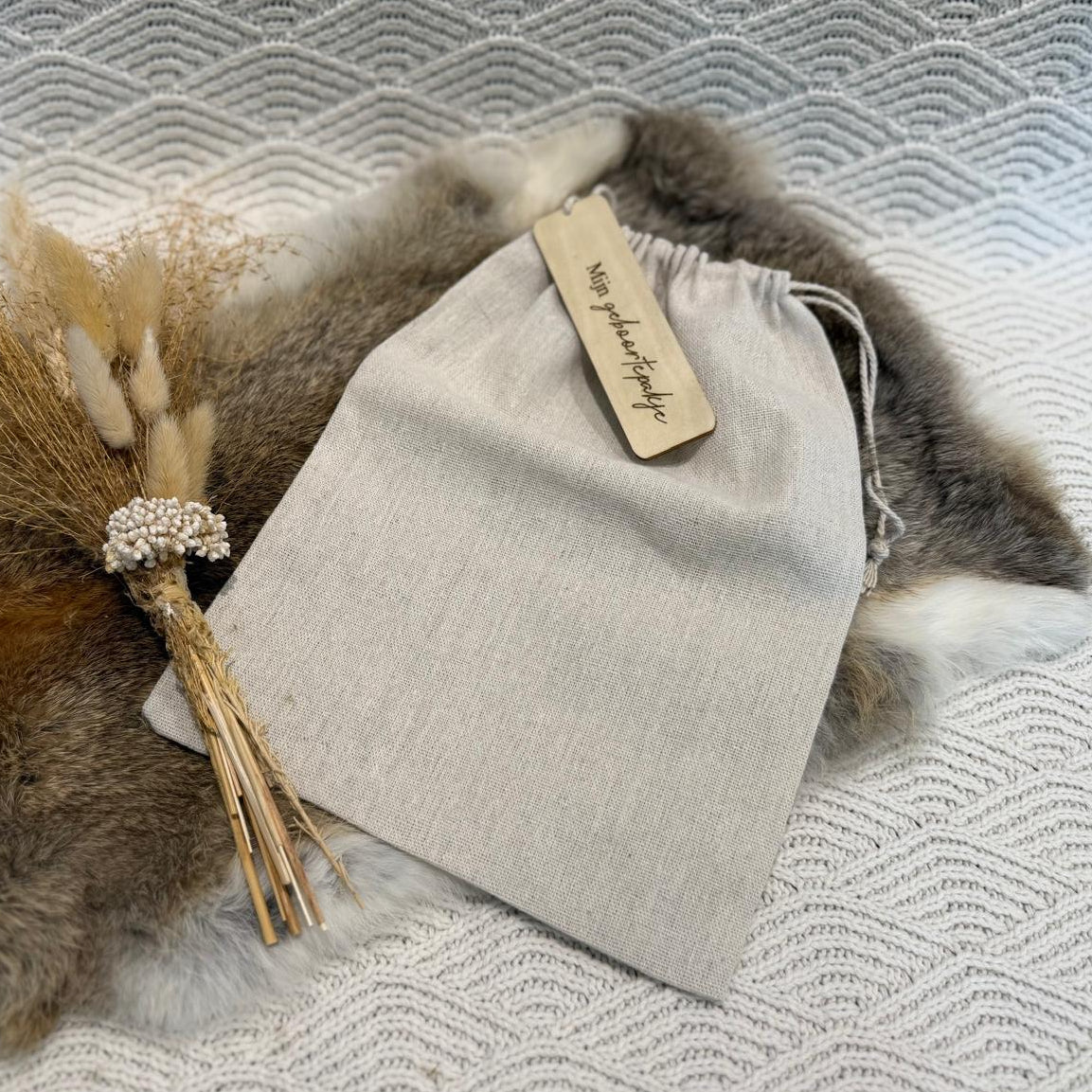 Linnen bewaarzakje met houten label van Mini Boutique, duurzame kraam cadeau gepersonaliseerde baby producten mijn geboortepakje ziekenhuis geboorte