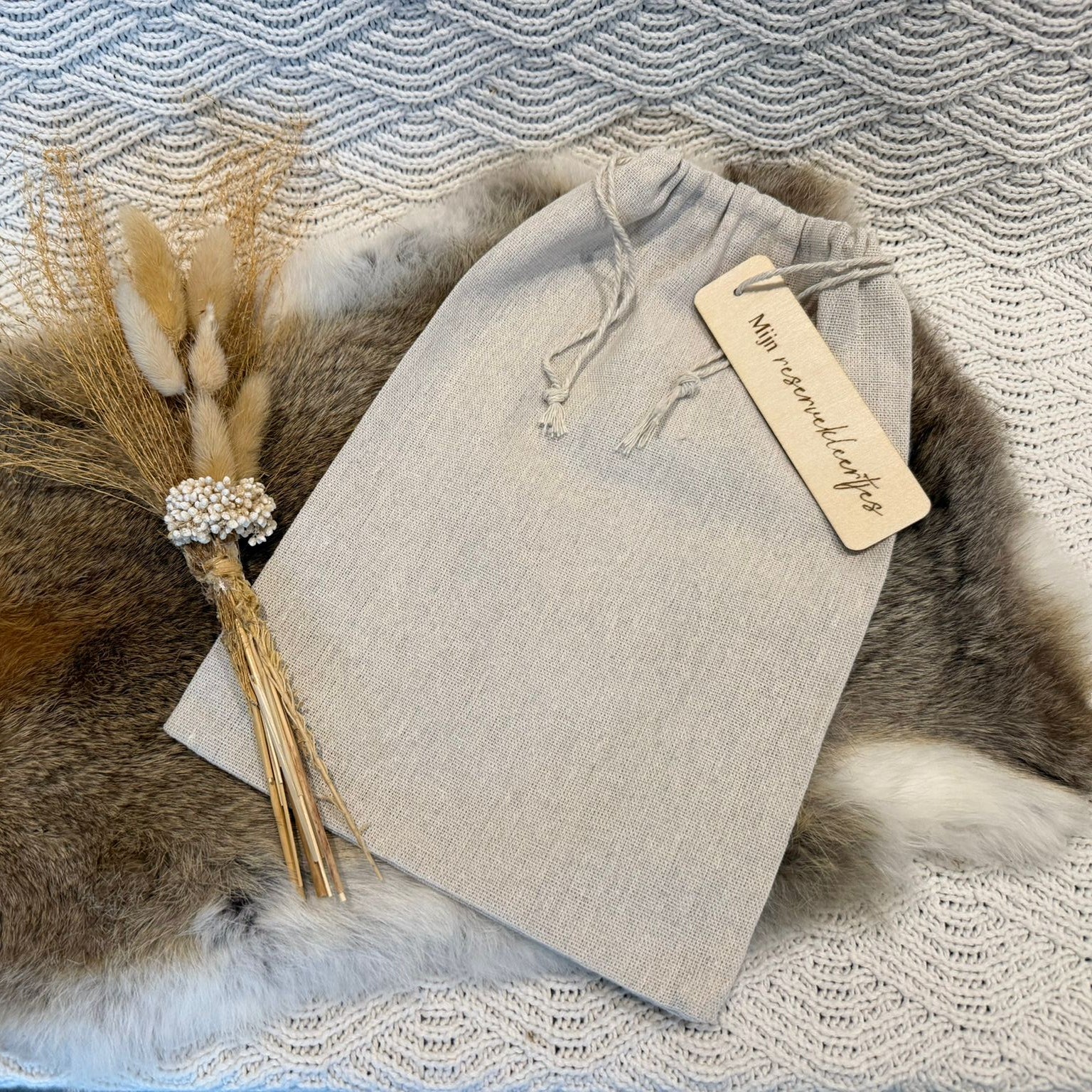 Linnen bewaarzakje met houten label van Mini Boutique, duurzame kraam cadeau gepersonaliseerde baby producten mijn reservekleertjes