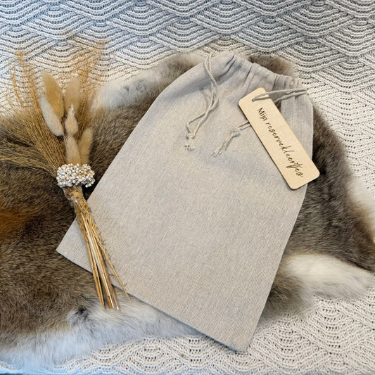 Linnen bewaarzakje met houten label van Mini Boutique, duurzame kraam cadeau gepersonaliseerde baby producten mijn reservekleertjes