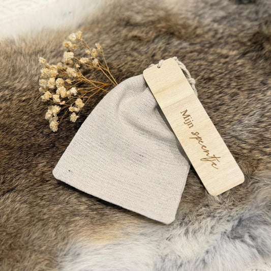 Linnen bewaarzakje met houten label van Mini Boutique, duurzame kraam cadeau gepersonaliseerde baby producten mijn speentje