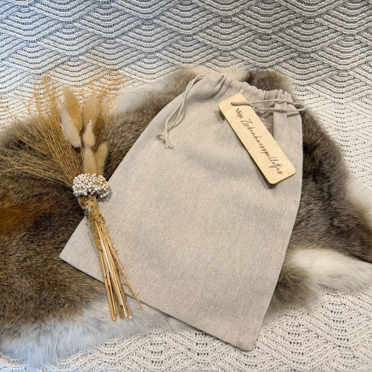 Linnen bewaarzakje met houten label van Mini Boutique, duurzame cadeauverpakking voor gepersonaliseerde baby producten mijn ziekenhuisspulletjes