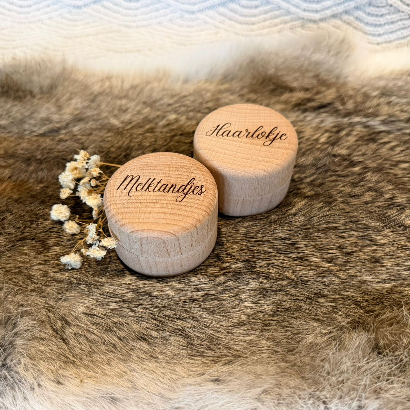 haarlokdoosje met naam lief hout baby

houten haarlok doosje design lief

bewaardoosje haarlok kind