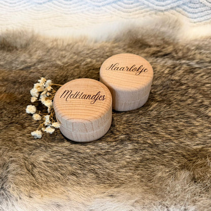 haarlokdoosje met naam lief hout baby

houten haarlok doosje design lief

bewaardoosje haarlok kind