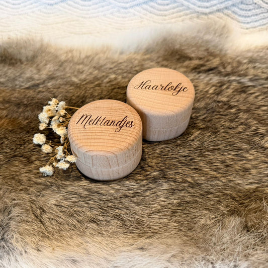 haarlokdoosje met naam lief hout baby

houten haarlok doosje design lief

bewaardoosje haarlok kind